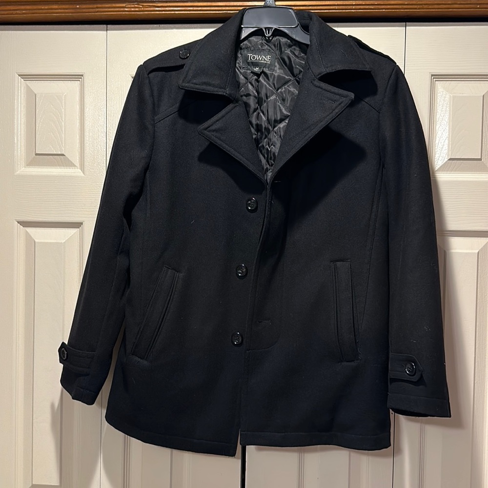 Town by London fog, men’s coat size, medium black in color three-quarter length